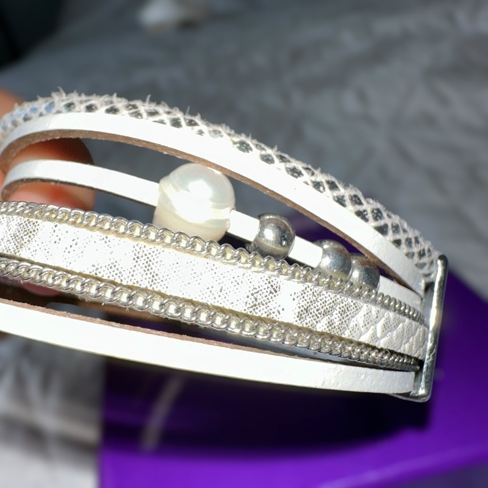 ELEGANT MULTI-LAYERED WHITE & SILVER BRACELET WITH PEARL ACCENTS - Picture 3 of 4